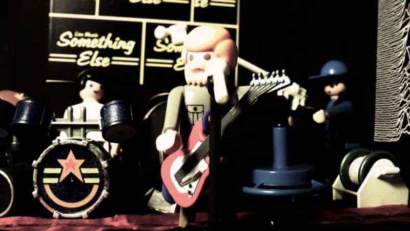 Joy Division, em versão Playmobil, toca "Transmission"