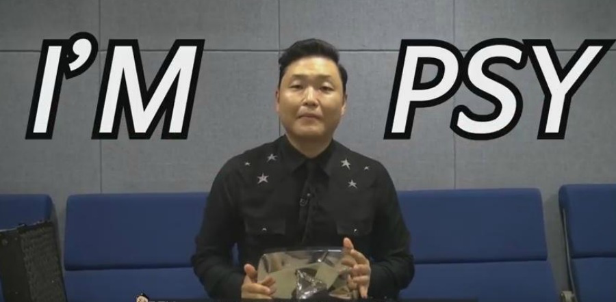 Psy ganha troféu do YouTube