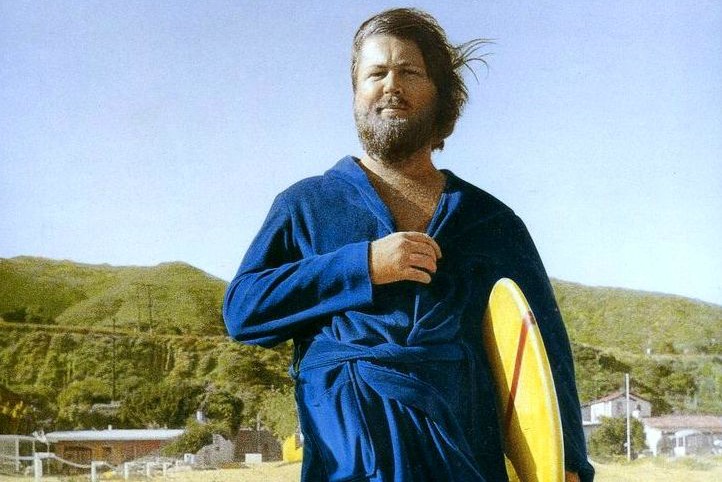 Brian Wilson tomando o maior caldo na praia em 1976
