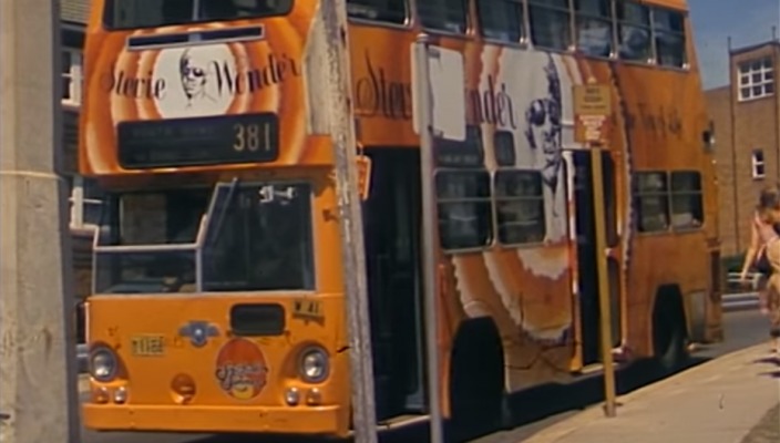 Um ônibus para "Songs in the key of life", de Stevie Wonder