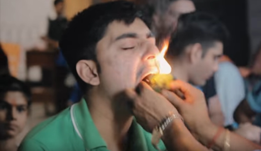 Fire paan: tem gente na Índia botando bola de fogo na boca