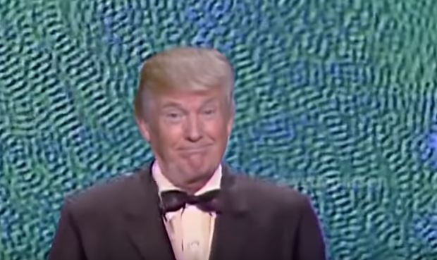 Donald Trump cantando "Once in a lifetime", dos Talking Heads