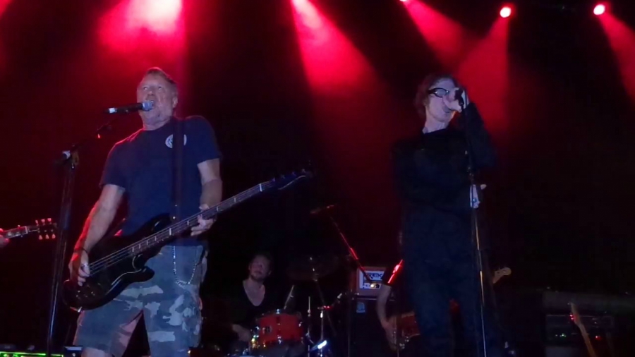 Peter Hook e Mark Lanegan tocam juntos dois clássicos do Joy Division