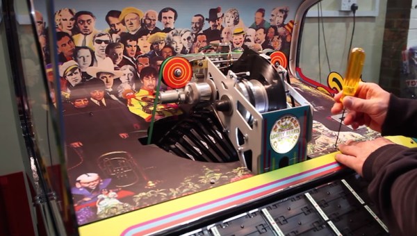 Fizeram uma jukebox comemorativa de 50 anos de "Sgt. Pepper's", dos Beatles