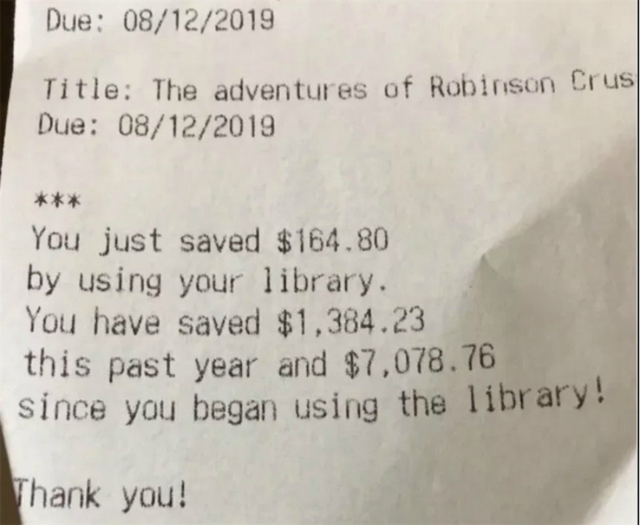 Lá fora, tem uma biblioteca mostrando para os seus clientes o quanto eles economizam usando o local em vez de comprar livros