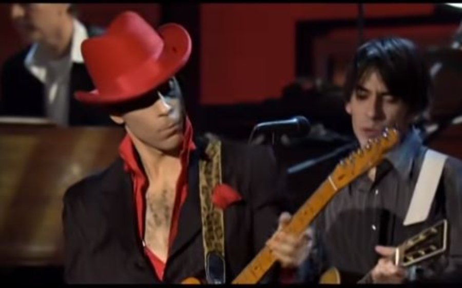 Prince tocando guitarra em "While my guitar gently weeps"