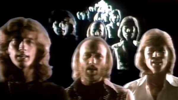 Bee Gees: psicodelia para caretas no clipe de "Stayin' alive"