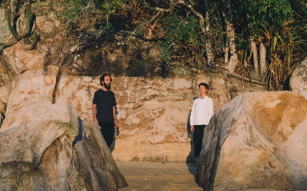 Bru._.Jo: som eletroacústico e naturalista em "Raízes e troncos"