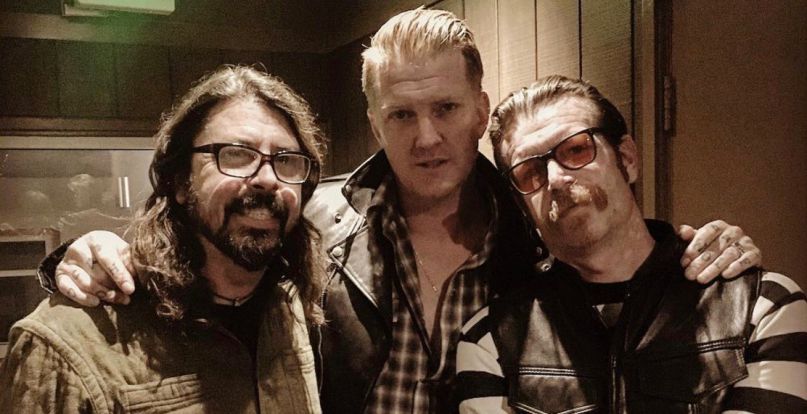 Foto em estúdio reúne Dave Grohl, Josh Homme e Jesse Hughes