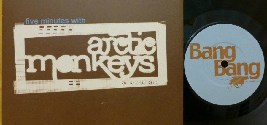 O primeiro compacto dos Arctic Monkeys, de 2005