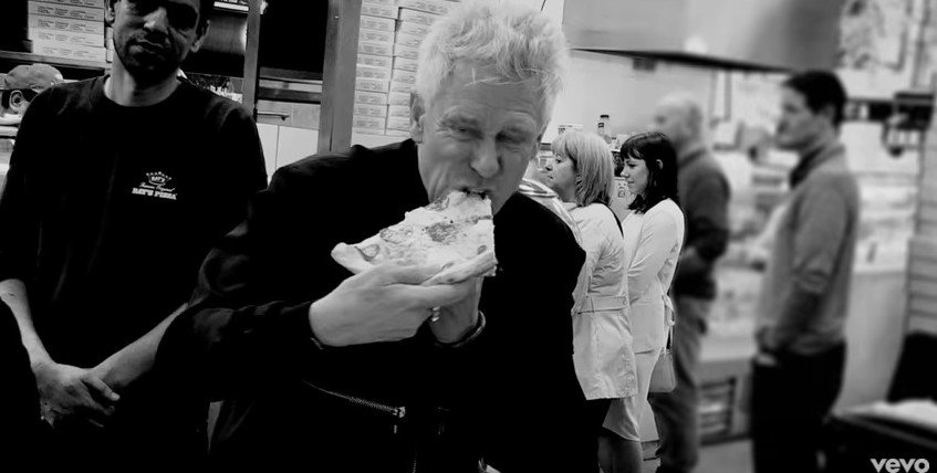 Olha o U2 comendo pizza no clipe de "You're the best thing about me"