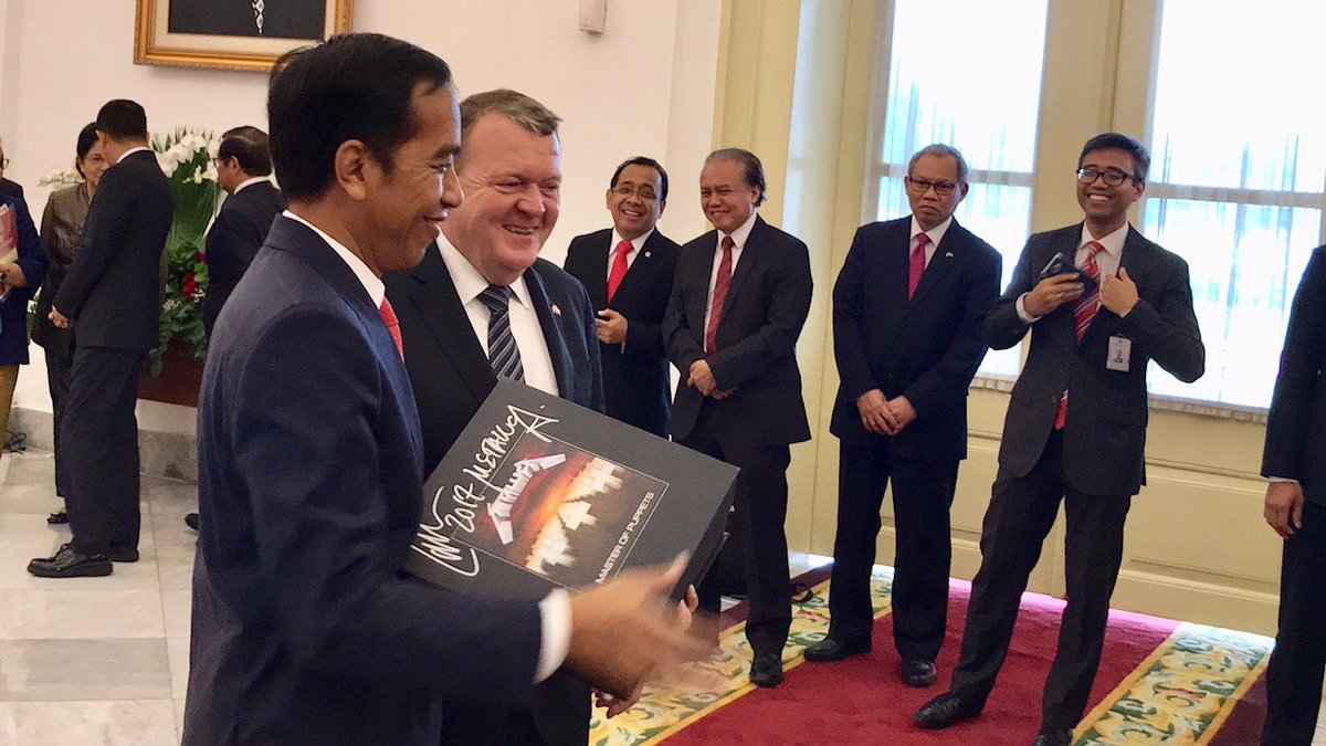 Primeiro-ministro da Dinamarca dá caixa do Metallica para presidente da Indonésia