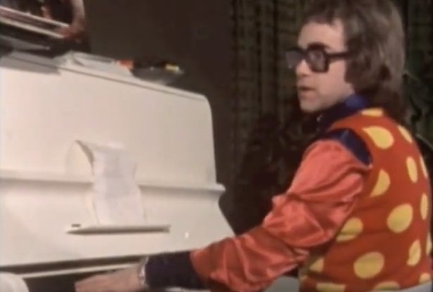 Elton John compondo Tiny Dancer em 1970