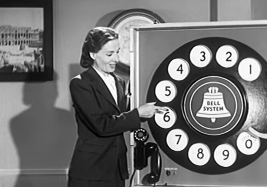 Aprendendo a usar o telefone de disco em 1940