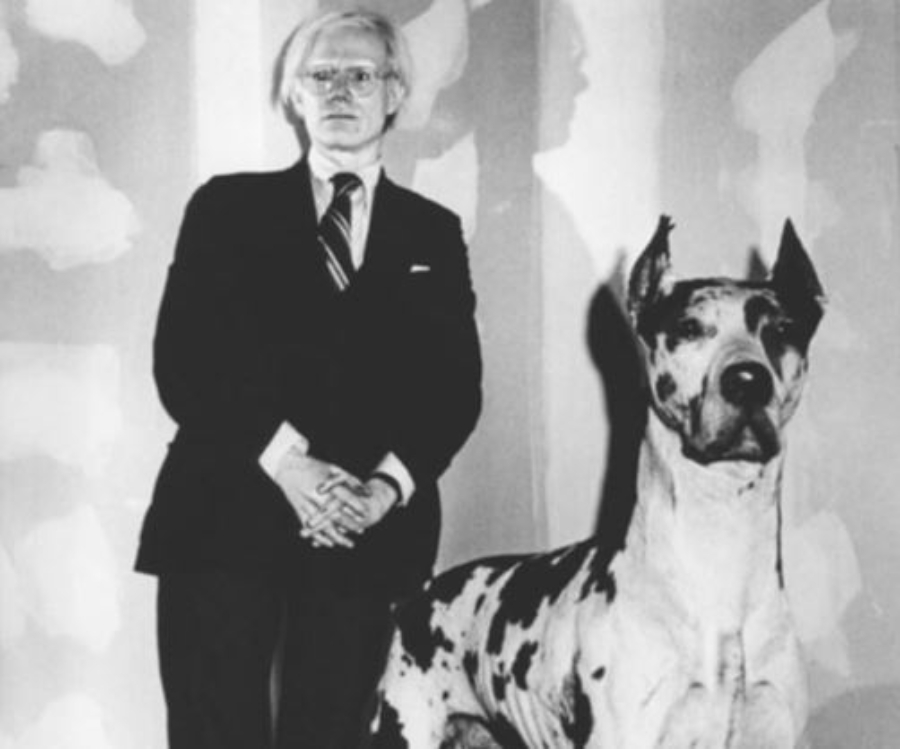 Andy Warhol e seu cão dinamarquês empalhado (!)