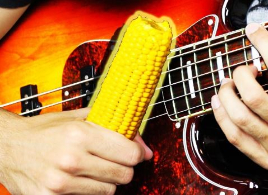 Youtuber toca Korn usando espiga de milho