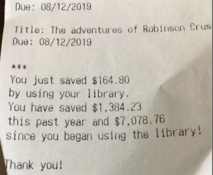 biblioteca Lá fora, tem uma biblioteca mostrando para os seus clientes o quanto eles economizam usando o local em vez de comprar livros
