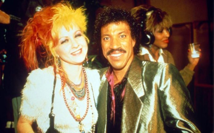 Cindy Lauper se irritou um pouco na gravação de We Are The World - POP