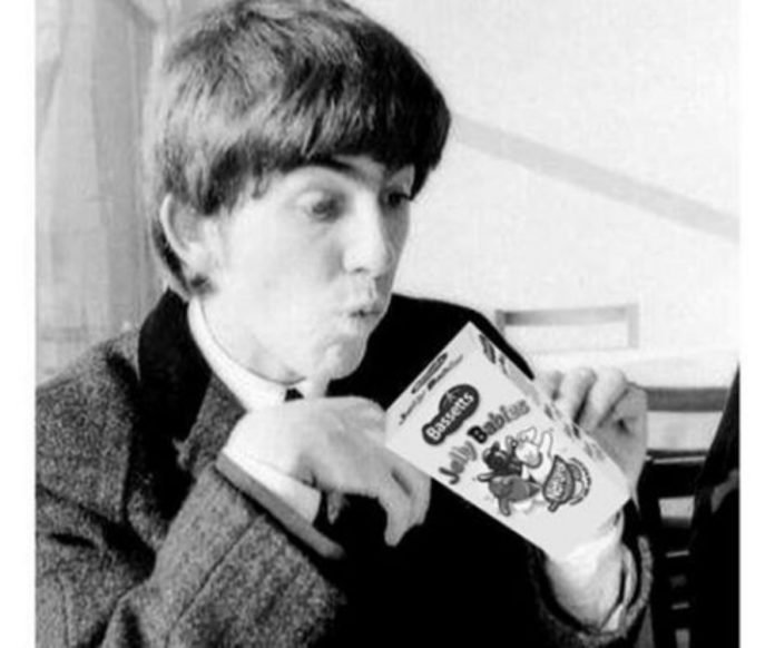 george-harrison-jelly-babies Quando George Harrison pediu para as fãs pararem de jogar Jelly Beans nele