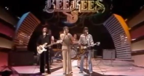 Bee Gees canta... Plush, dos Stone Temple Pilots?