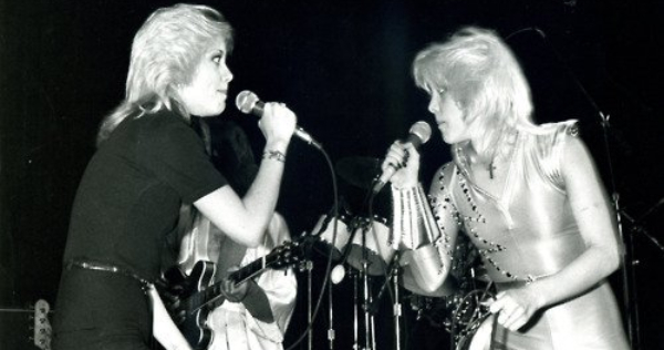 Cherie Currie (Runaways) em dupla com a irmã gêmea Marie, em 1980