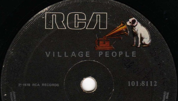 Uma cover bem triste de Y.M.C.A., do Village People