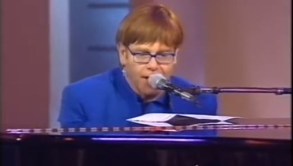 Veja Elton John musicando o texto de um manual de instruções (?)