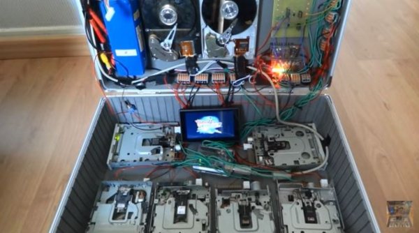 O tema do filme De Volta Para o Futuro tocado em unidades de disquete e disco rígido (?)