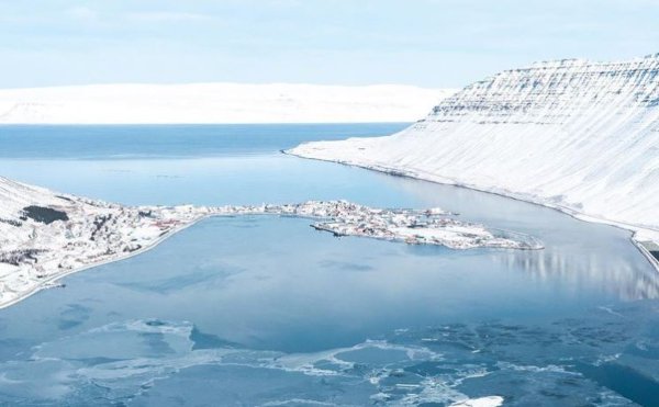 Após trabalhar por vários anos no meio cinematográfico, Isley Reust mudou-se para a remota cidade de Ìsafjörður, no noroeste da Islândia. Isley vive de receber turistas, fazer fotos sobre a cidade para o Instagram e produzir vídeos - tem até um Patreon.