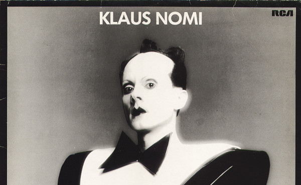 Klaus Nomi aterrorizando com The Twist, hit de Chubby Checker