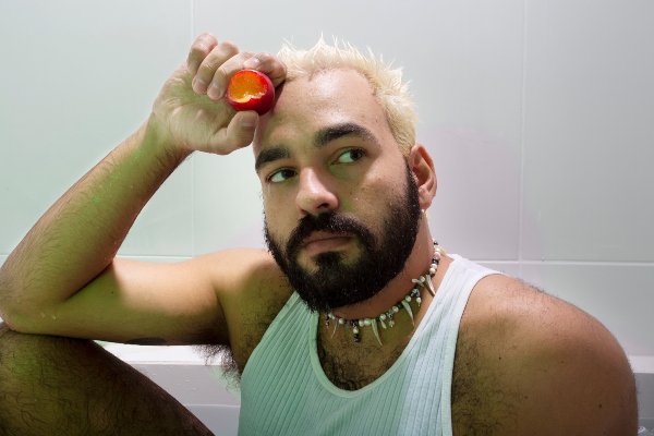 Totô de Babalong: bachata, pop e amor pandêmico em clipe novo
