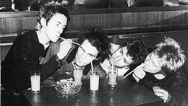 Imagens dos Sex Pistols enfurecendo a Rainha Elizabeth II