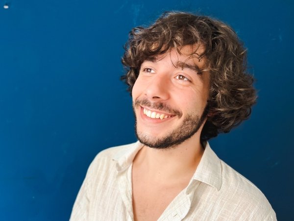 Vitor Novello anuncia primeiro álbum com single e clipe
