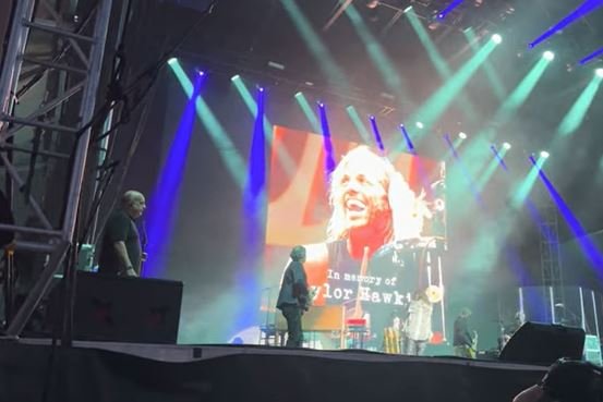 Alanis Morissette homenageia Taylor Hawkins em festival