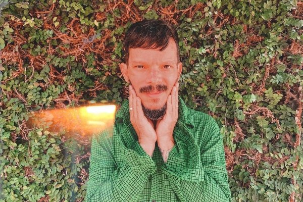 Em single novo, andre L.R. mendes pergunta qual a razão para se fazer novas canções