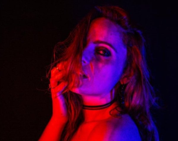 Isa Sebadelhe fala sobre "quebra do amor romântico" em single