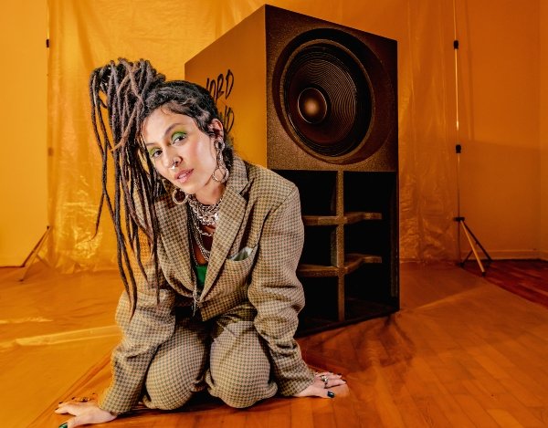 Marina Peralta lança regravação de "Mama respect" anunciando disco comemorativo