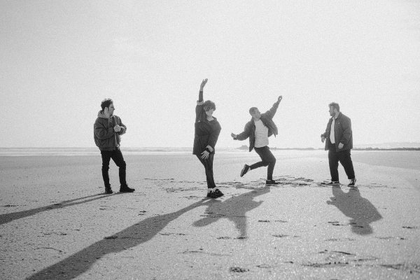 A banda galega Triángulo de Amor Bizarro é, como o diz o próprio nome, inspiradíssima em Bizarre love trangle, música do New Order. De 2007 para cá, o grupo já tem cinco álbuns na discografia.