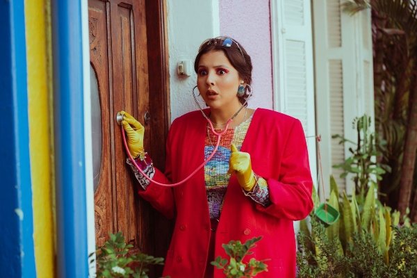 Vic Brow, cantora e dubladora, lança álbum de estreia