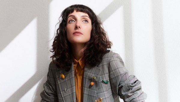 Clarice Falcão lança single e clipe em clima pop, "Ar da sua graça"
