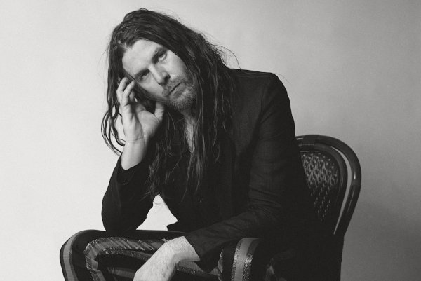 Jonathan Wilson: rock orquestral e grandiloquente no single "Charlie Parker"