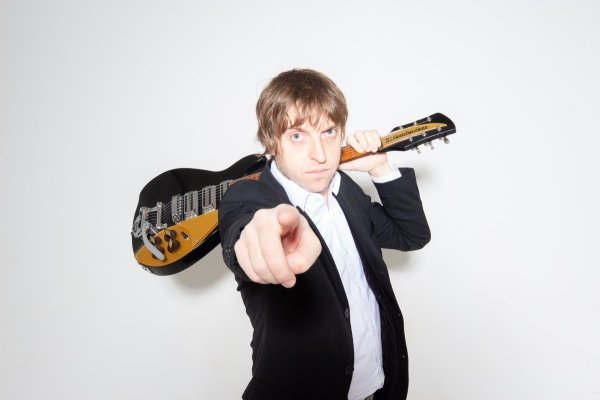 Tess: rock mod inspirado no Who em "Eu não consigo entender"