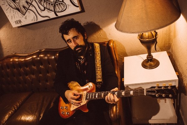 Filippe Dias: guitarrista de blues lança estreia solo em LP duplo