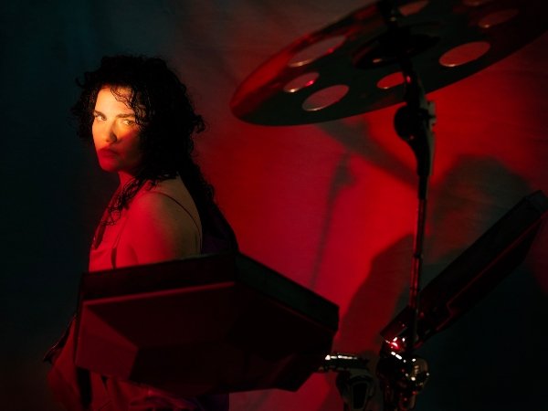 Georgia sai do dreampop e grava single e álbum com produtor
