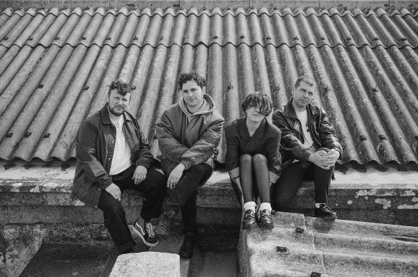 Ouvindo: Triángulo de Amor Bizarro, "Sed"