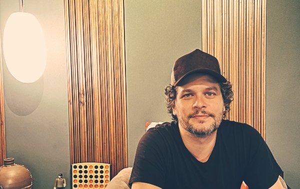 Reginaldo Lincoln (Vanguart) lança canção-oração com "Deus, acende o céu pra mim"
