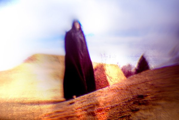 Alien Gothic: dupla "gótica e cósmica" lança single e clipe
