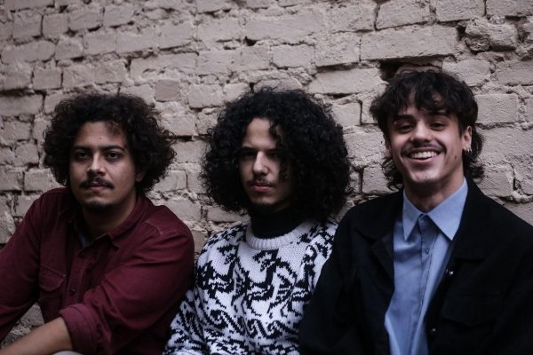 Cosmotel: um ano após lançar disco, sai "roadclipe" de música