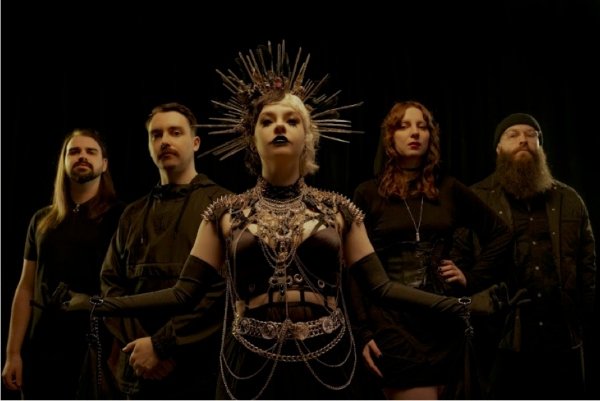 Future Static: banda de metal lança clipe cheio de baratas, "Roach queen"