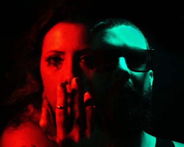 Mar Di Fuego: pop "chapado" e samba-rock modernizado em "Vermelho"